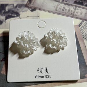 Brand New Women White Floral Stud Earrings Fashion Jewelry Accessories